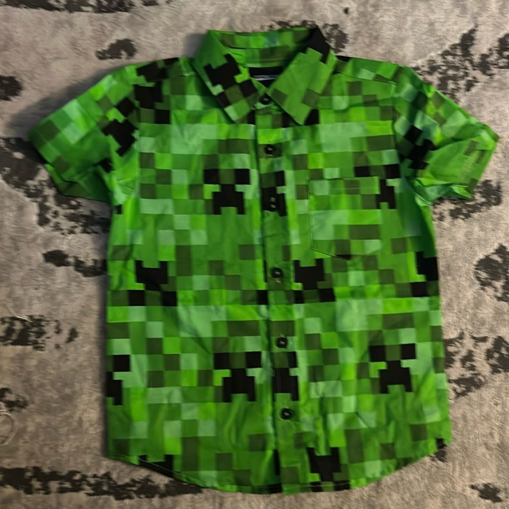 Minecraft button down short sleeves dress shirt.  Boys size 6. Black and green